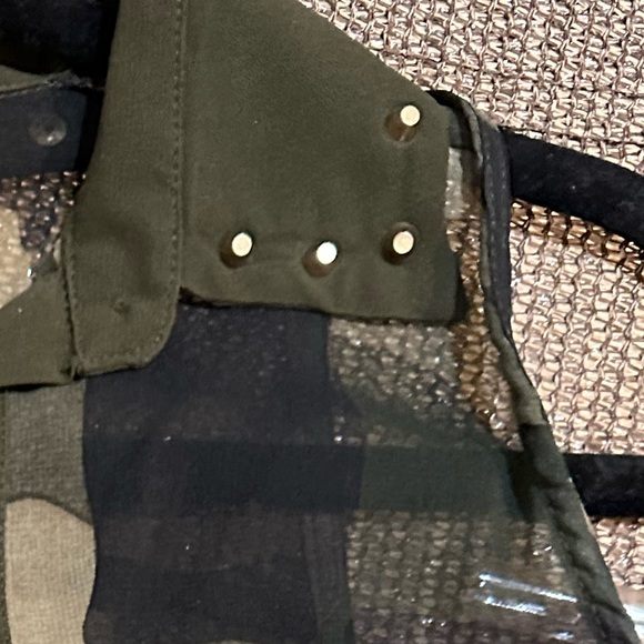 Sleeveless Hi-Lo Camo button down blouse - Picture 3 of 4